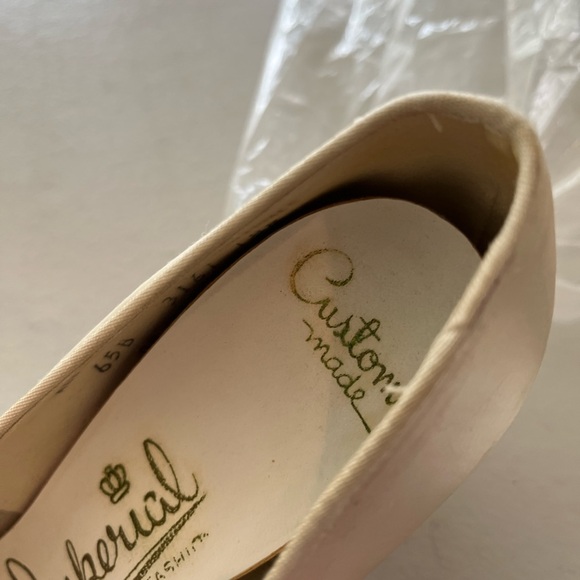 Vintage 60’s-70’s satin heels, 2.5 heel, vintage size 6.5 - Picture 7 of 16